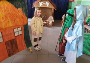 Maryja i Józef rozmawiają z mieszkańcem wioski.